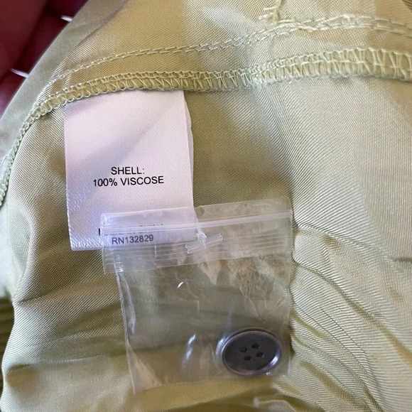 Revolve L’ACADEMIE Taylor satin cargo pants in olive green - Picture 9 of 11